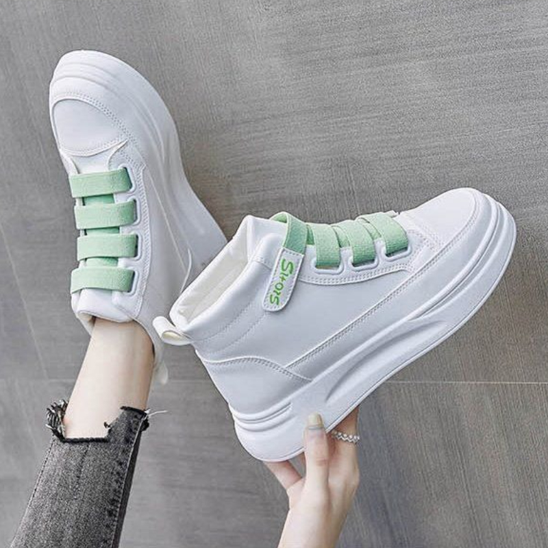 Women Shoes Must Have - Versatili sneakers alte bianche da donna