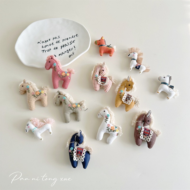 Women Shoes Must Have - Adorabile Spilla a Forma di Pony